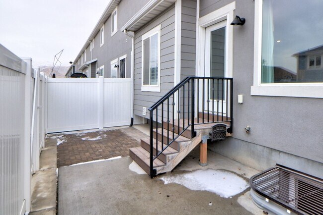 Building Photo - 7440 N Hutch Ln