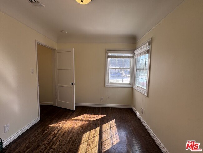 Building Photo - 4229 Sutro Ave