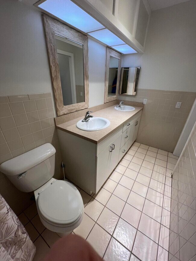 Building Photo - 1050 E Sample Rd