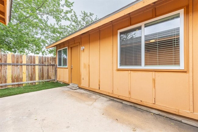 Building Photo - 323 W William Cannon Dr