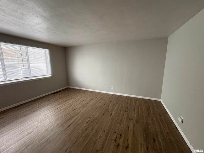 Building Photo - 760 E Shore Dr