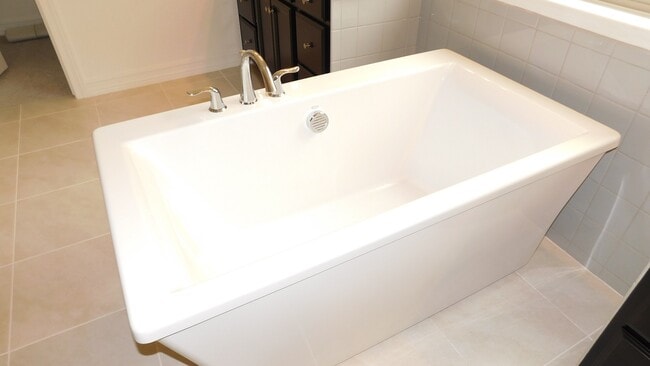 Building Photo - Beautiful home with generation suite in gated community