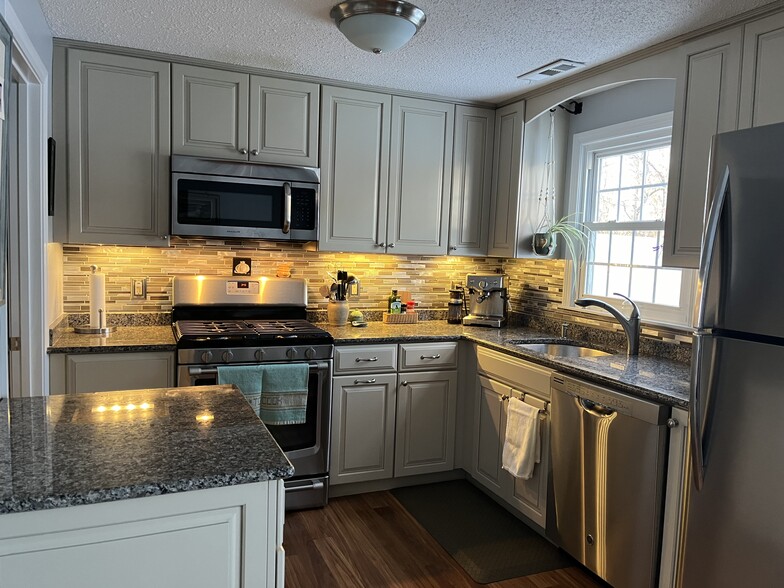 Kitchen - 13 Boylston Ln