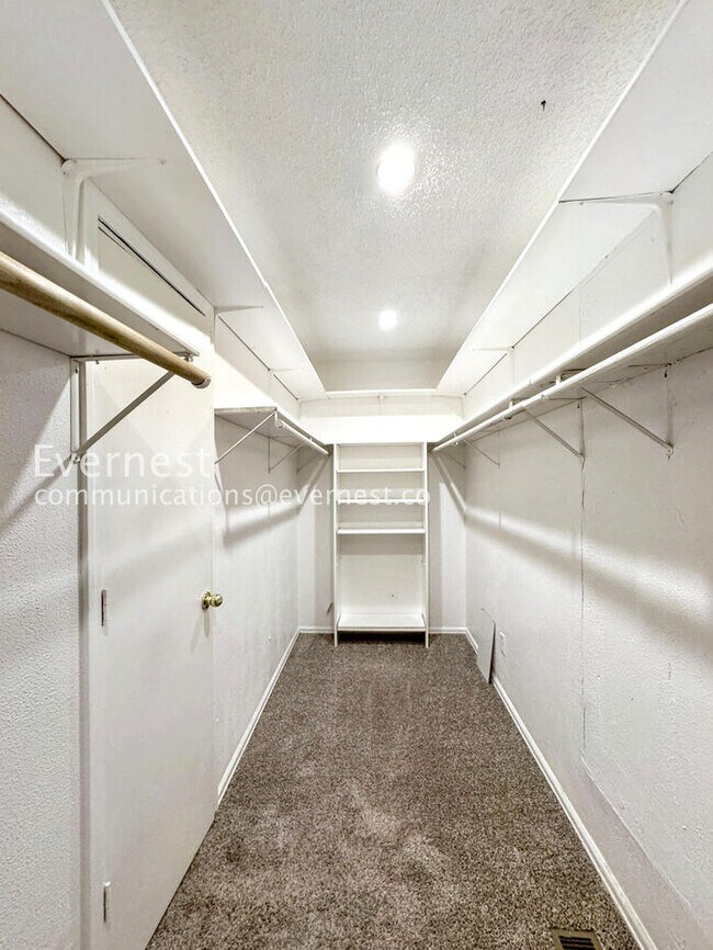 Building Photo - 3 Bed/2 Bath Home with Garage & Fenced Yard