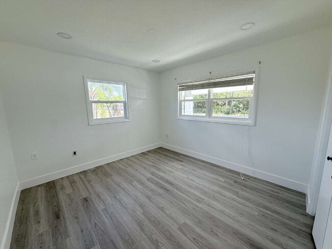 Building Photo - 4-bedroom, 2-bathroom