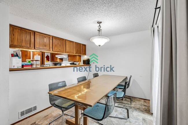 Building Photo - 3 BED & 1.5 BATH FOR RENT