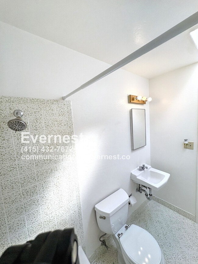 Building Photo - Spacious 2-Bed, 2-Bath Single-Family Home ...