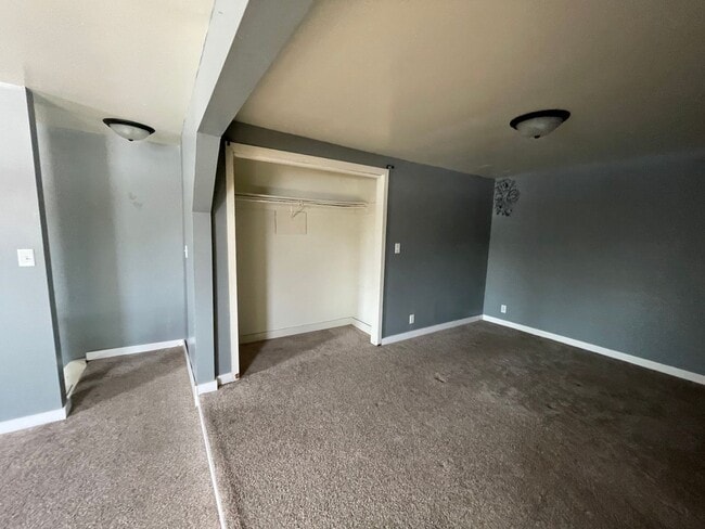 Building Photo - 607-609 E Elm