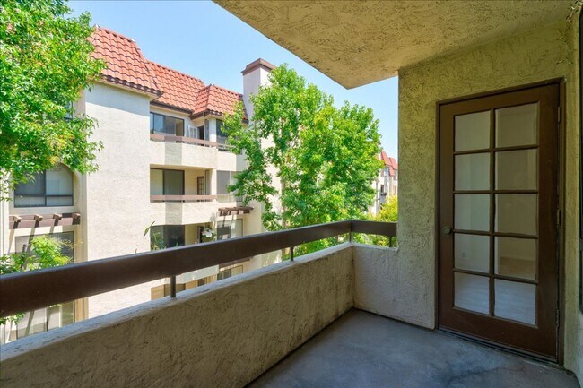 Building Photo - Resort Like Living 2 Master Suites Condo F...