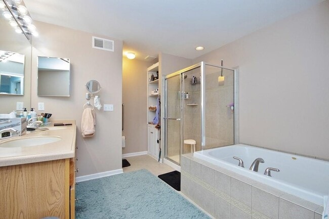 Building Photo - 836 Huntington Dr