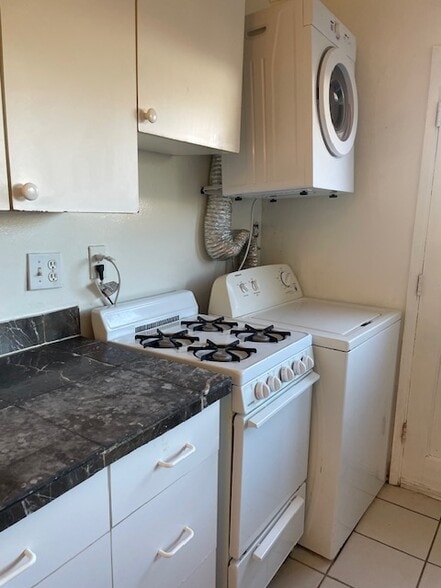 Gas range, washer/dryer space - 3121 Alma St