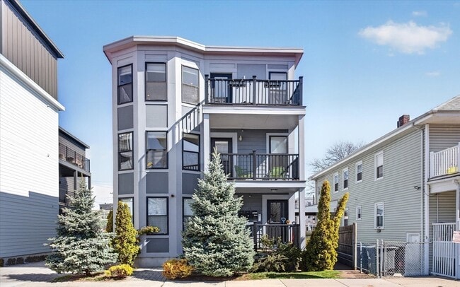 Building Photo - 15 W Bellflower St