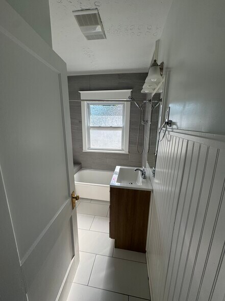 Newly updated bathroom - 1333 Castlewood Ave