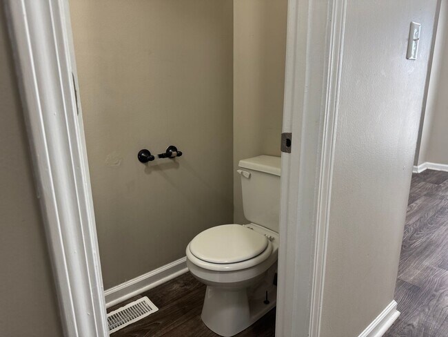 Building Photo - $1425/18 month lease or $1450/12 month lease.