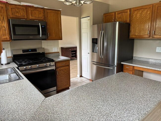 Building Photo - 2404 Kenmore Ct