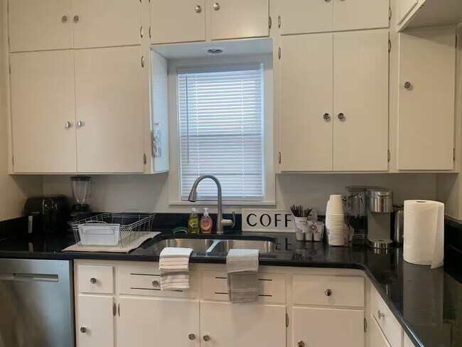 Building Photo - Spacious Benson Bungalow - 4BD 2B