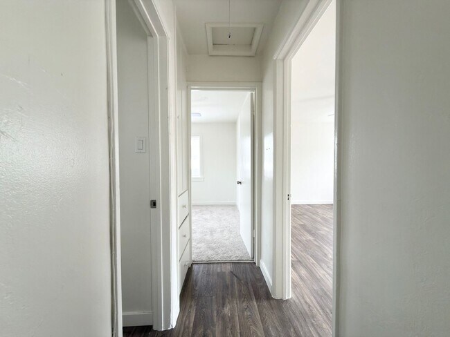 Building Photo - Single Level Cottage Near Downtown!