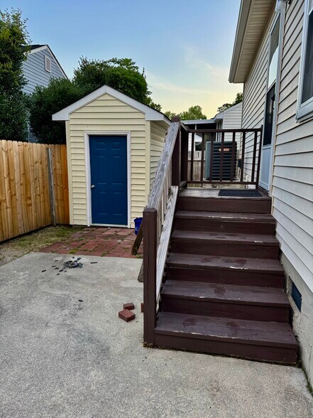 Building Photo - 624 Varsity Dr