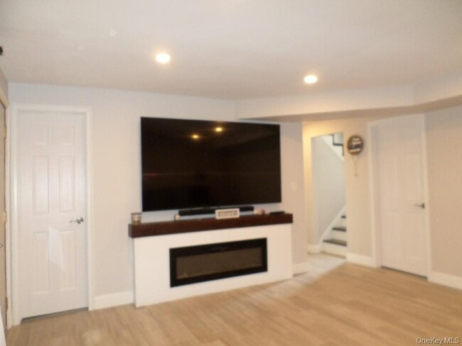 Building Photo - 8 Jodi Ln