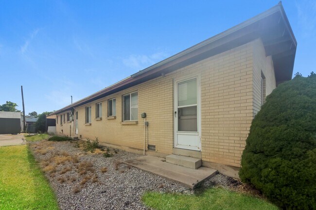 Building Photo - 3905 1040 E
