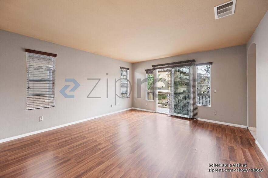 Building Photo - Unit