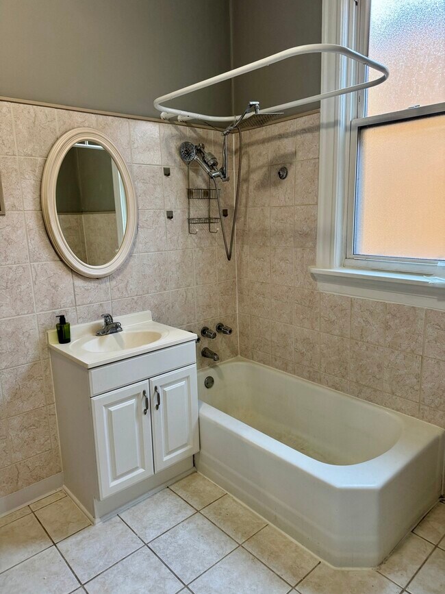 Building Photo - 1331 N Maplewood Ave