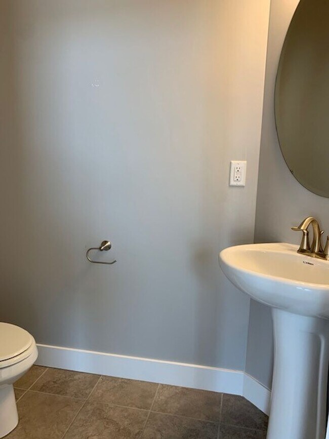 Building Photo - Beautiful Townhome in Great Location!