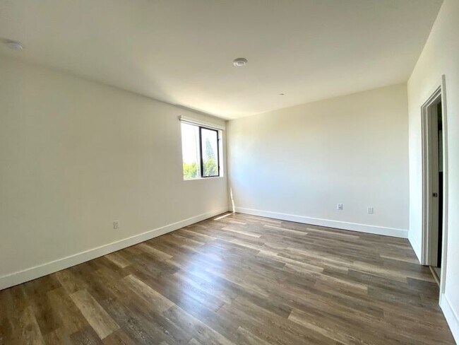 Building Photo - 5727 La Mirada Ave