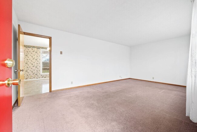 Building Photo - 3 Bedroom 1 1/2 Bath Home For Rent Near Madison Street!