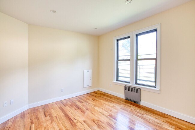 Building Photo - Updated 3 bedroom 1st floor apartment in Waterbury