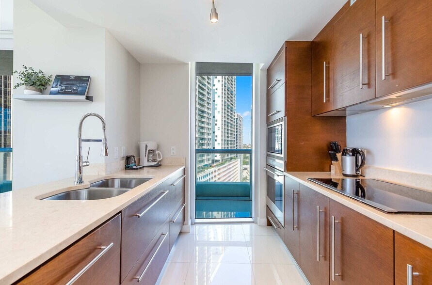 Building Photo - 485 Brickell Ave