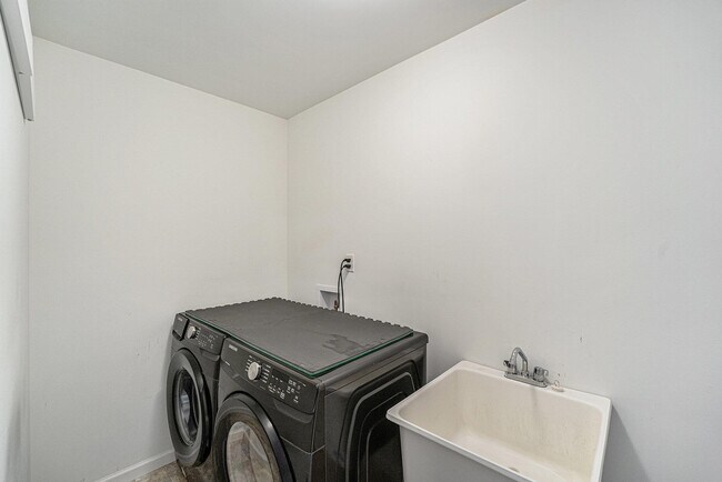 Building Photo - 33715 Birchlawn