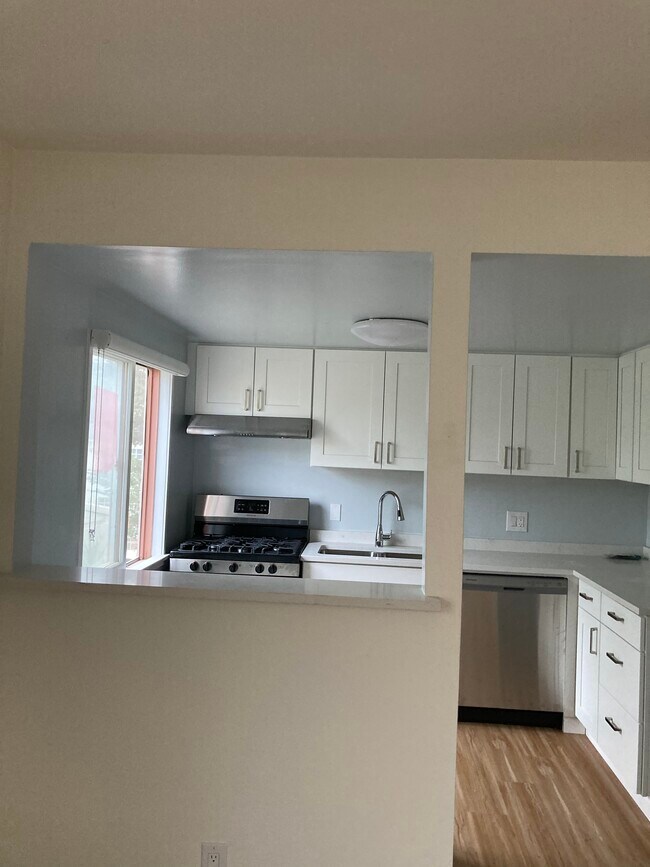 Building Photo - 905 California Ave