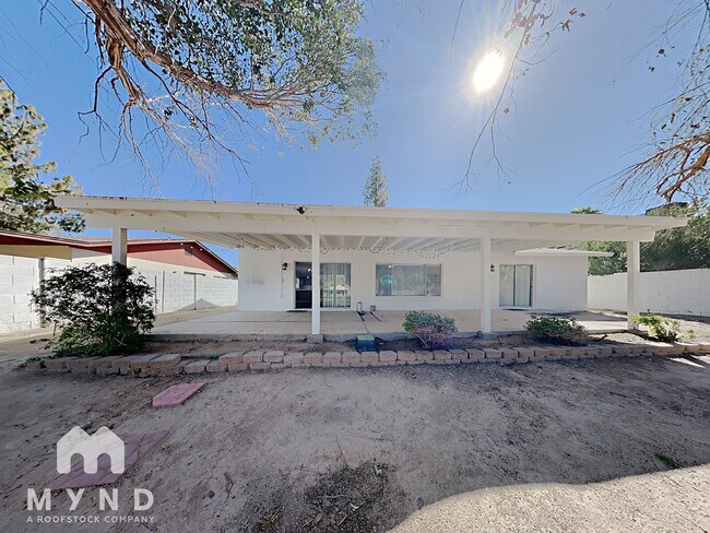 Building Photo - 2742 S Las Flores
