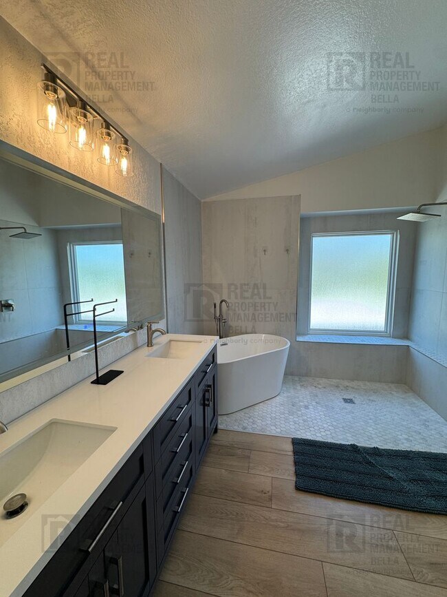 Building Photo - Resort-Style Living in Temecula – Pool Home with Designer Upgrades & 3-Car Garage