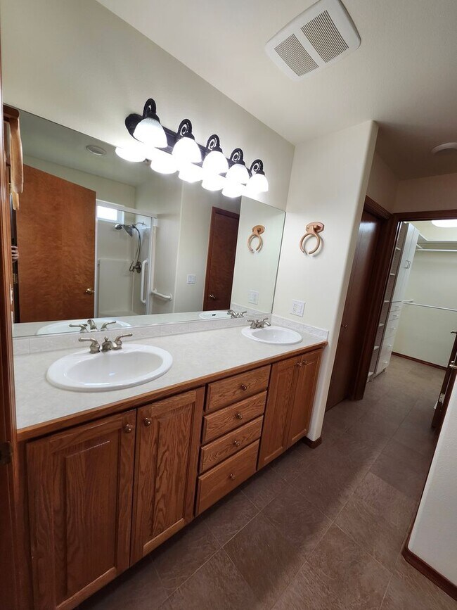 Building Photo - New Listing in a Beautiful Location in a Golf Community
