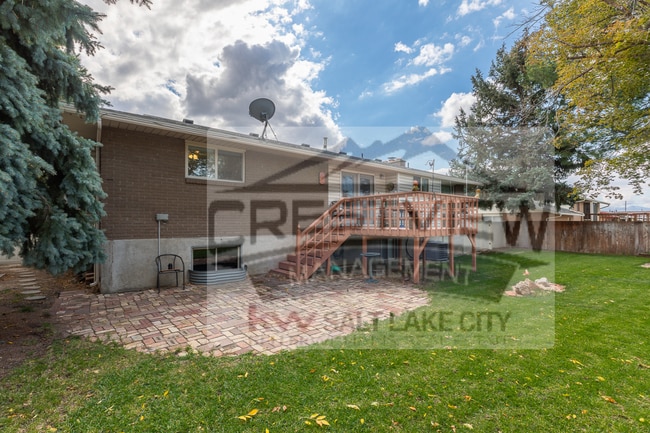 Building Photo - Charming East Sandy Home in a Prime Location