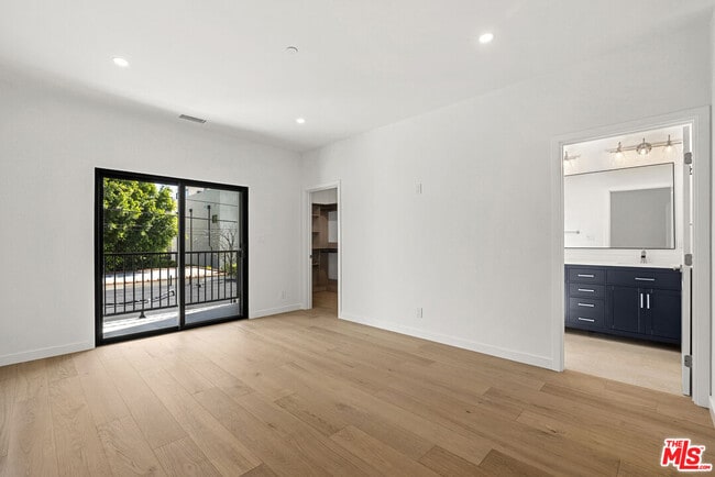 Building Photo - 822 N Orange Grove Ave