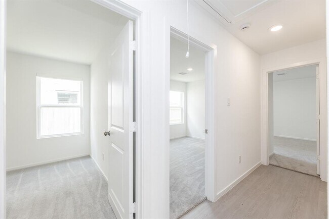 Building Photo - 6822 Date Palm Dr