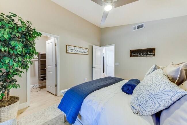 Building Photo - 1120 N Val Vista Dr