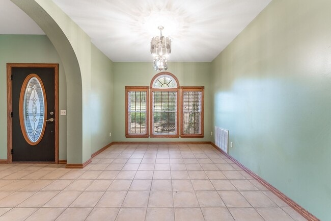 Building Photo - Beautiful spacious 3 bedroom home with a p...