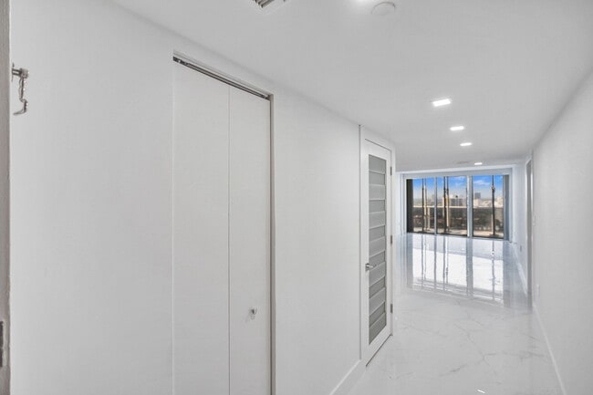 Building Photo - 3625 N Country Club Dr