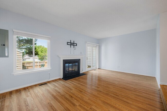 Building Photo - Charming 2 Bedroom/1 Bath Townhome in Henr...