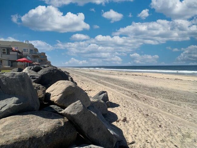 Building Photo - 1 Bedroom Condo Steps from the Beach