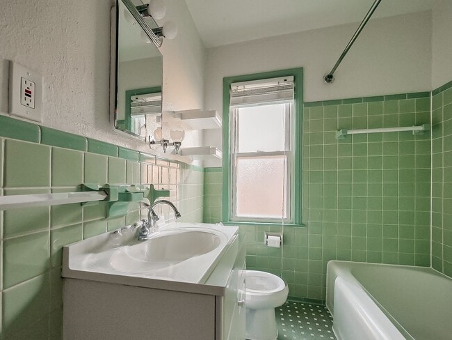 Building Photo - Charming Colonial in the Heart of Grosse P...