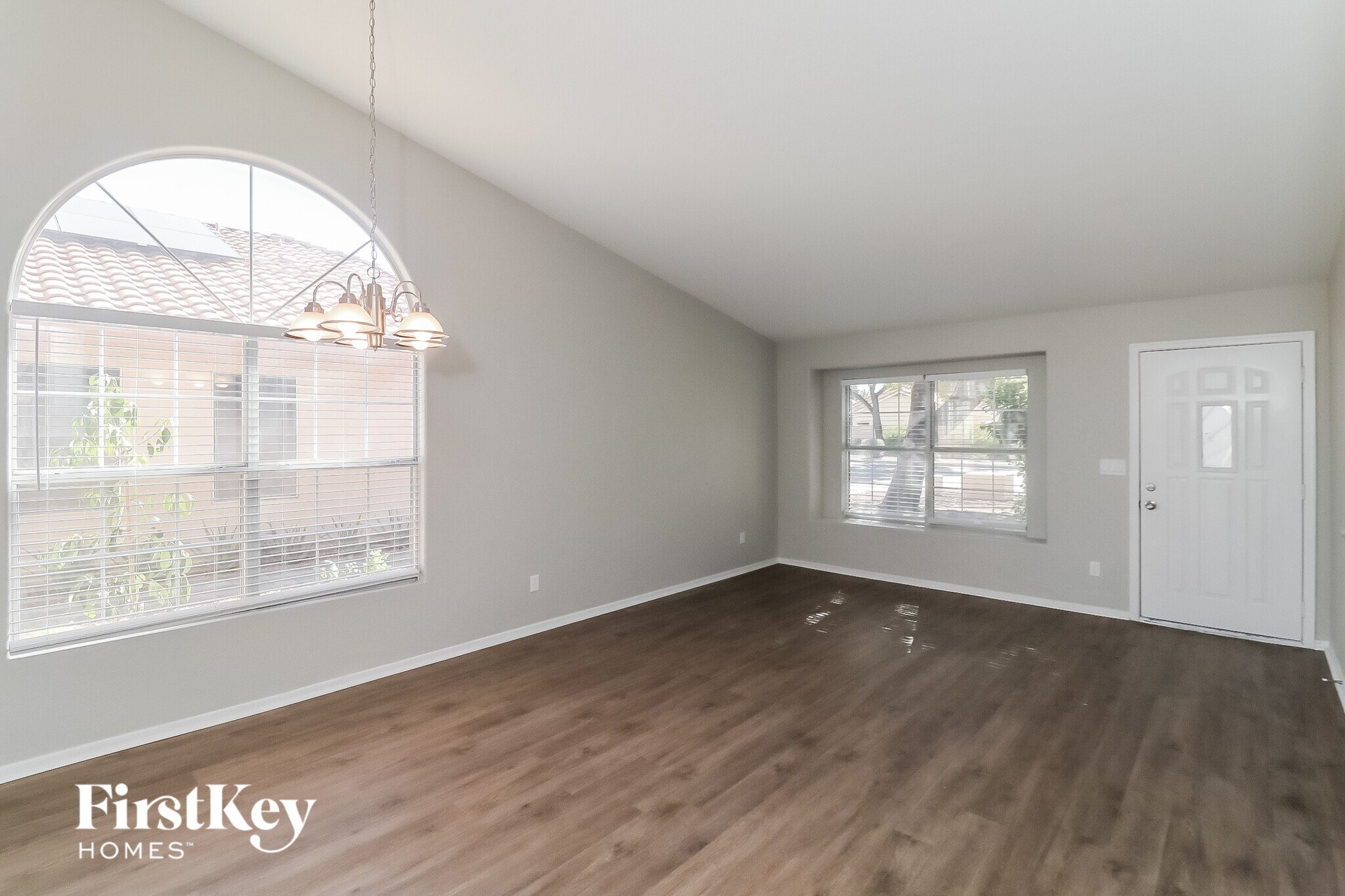 Building Photo - 1214 E Grovers Ave