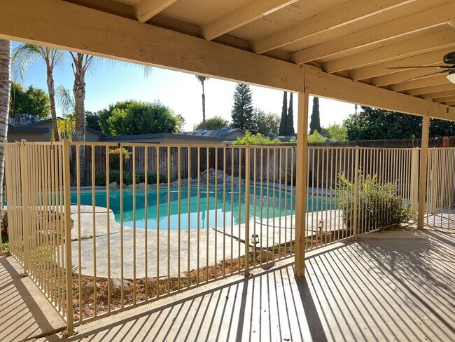 Building Photo - SOUTHWEST BAKERSFIELD  MOVE-IN-SPECIAL **FIRST MONTH'S RENT FREE!!**