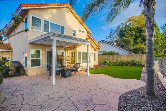 Building Photo - Beautiful, spacious 3 bedroom 2.5 bath hom...