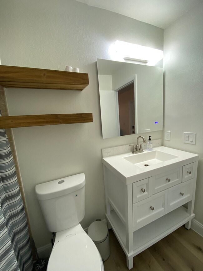 Building Photo - 1781 SE Linpark Ct