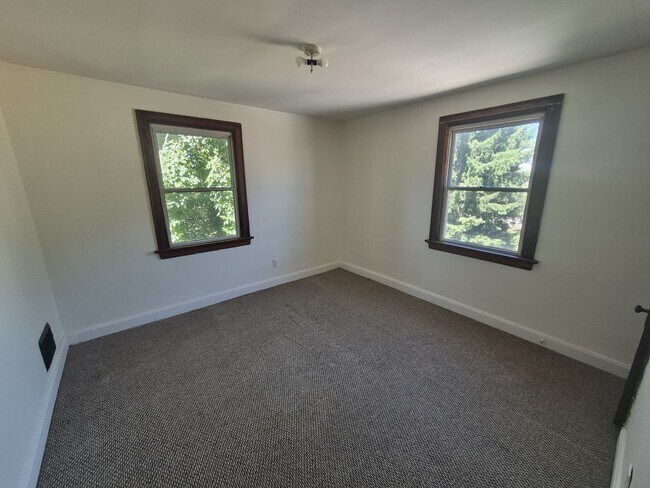 Building Photo - 2214 Memorial Pkwy
